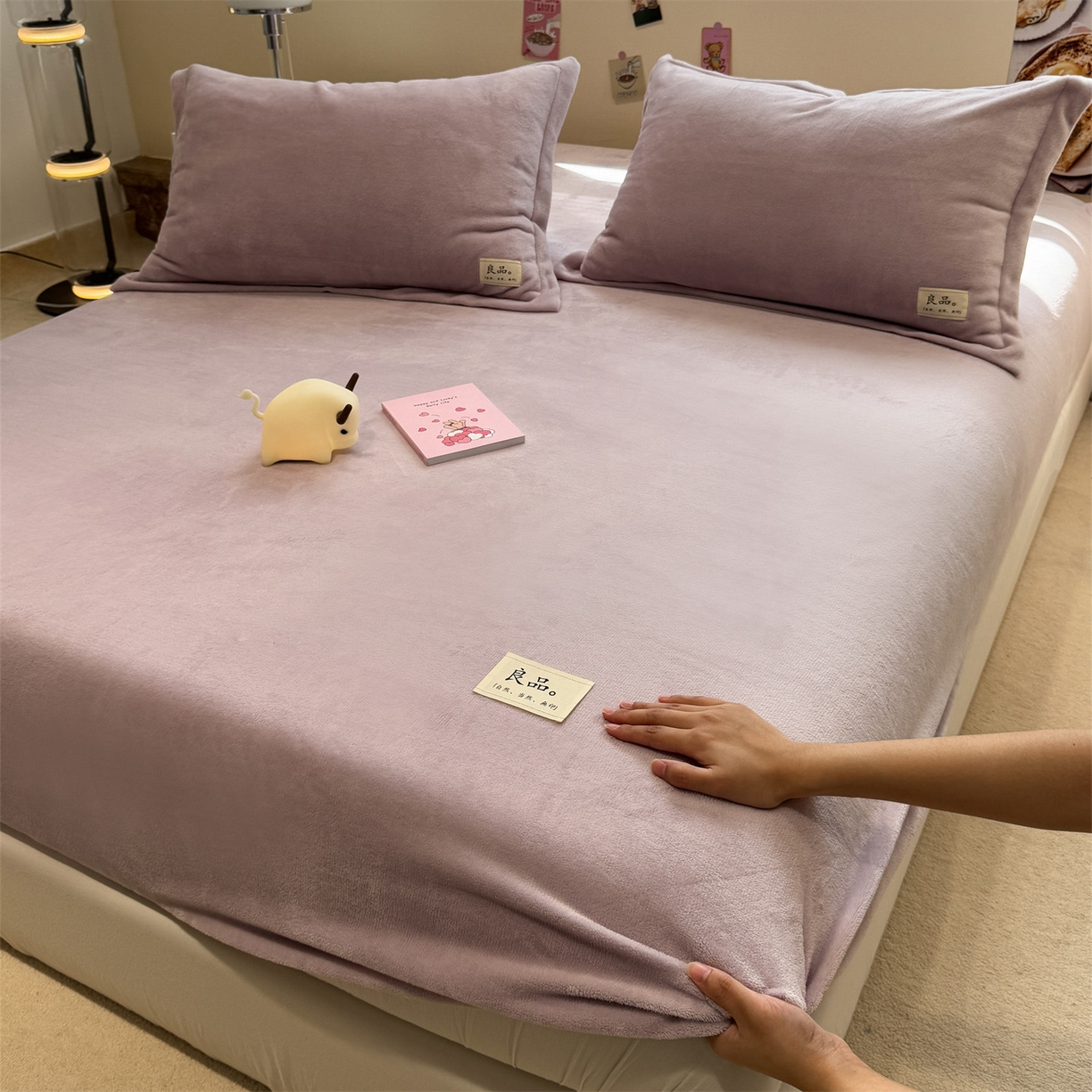 91家纺网 家纺一手货源 找家纺 857家居 2025新款高克重牛奶绒床单床笠系列 良品-丁香紫