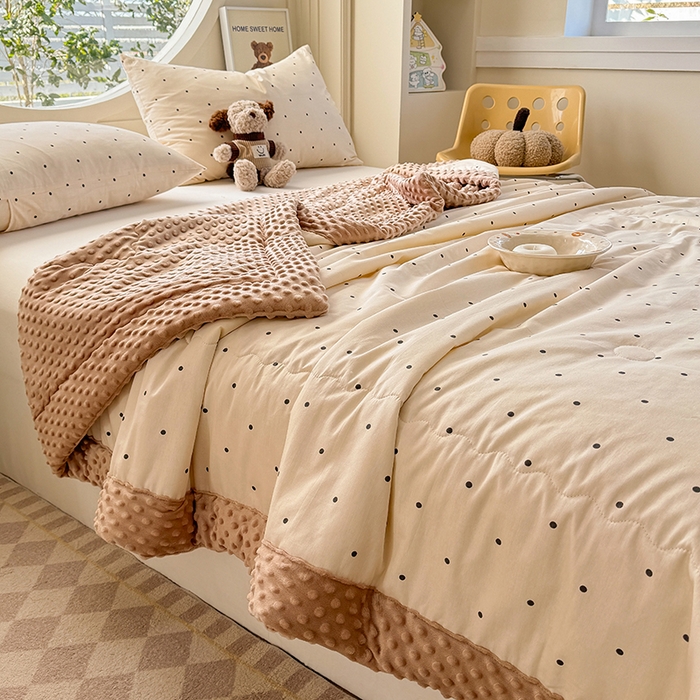 91家纺网 家纺一手货源 找家纺 梦依依 2025新款全棉豆豆绒大豆被冬被春秋被儿童豆豆被（风格一） 小黑点点-米