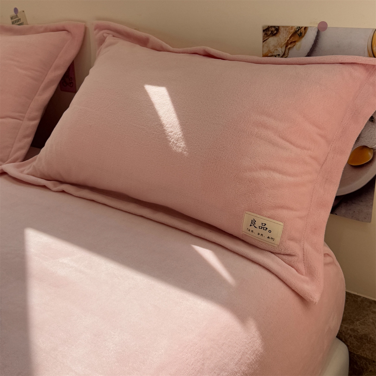 91家纺网 家纺一手货源 找家纺 857家居 2025新款高克重牛奶绒床单床笠系列 良品-粉色