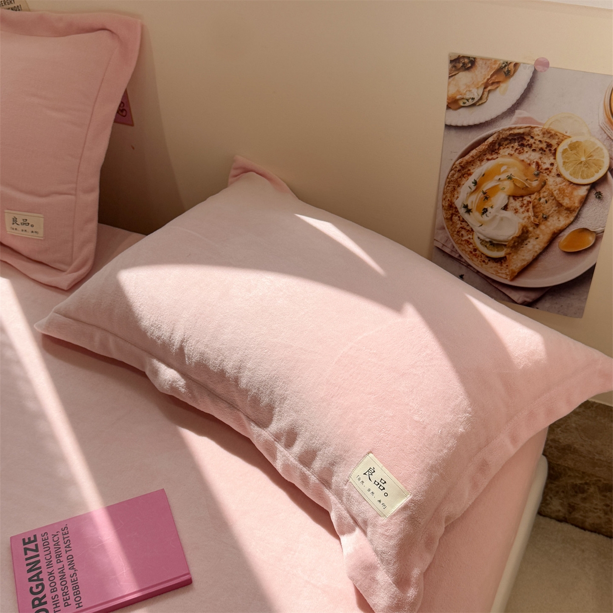91家纺网 家纺一手货源 找家纺 857家居 2025新款高克重牛奶绒床单床笠系列 良品-粉色