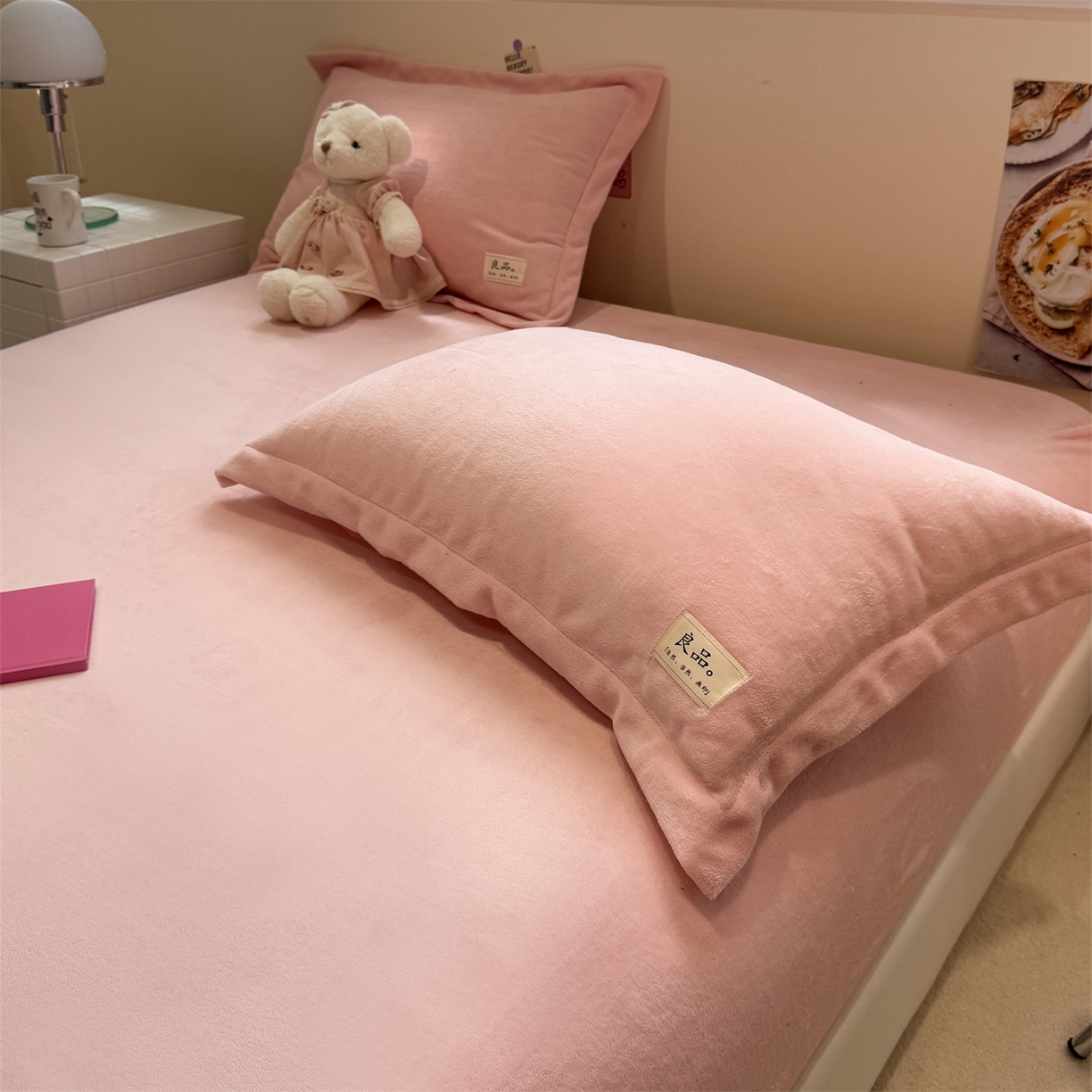 91家纺网 家纺一手货源 找家纺 857家居 2025新款高克重牛奶绒床单床笠系列 良品-粉色