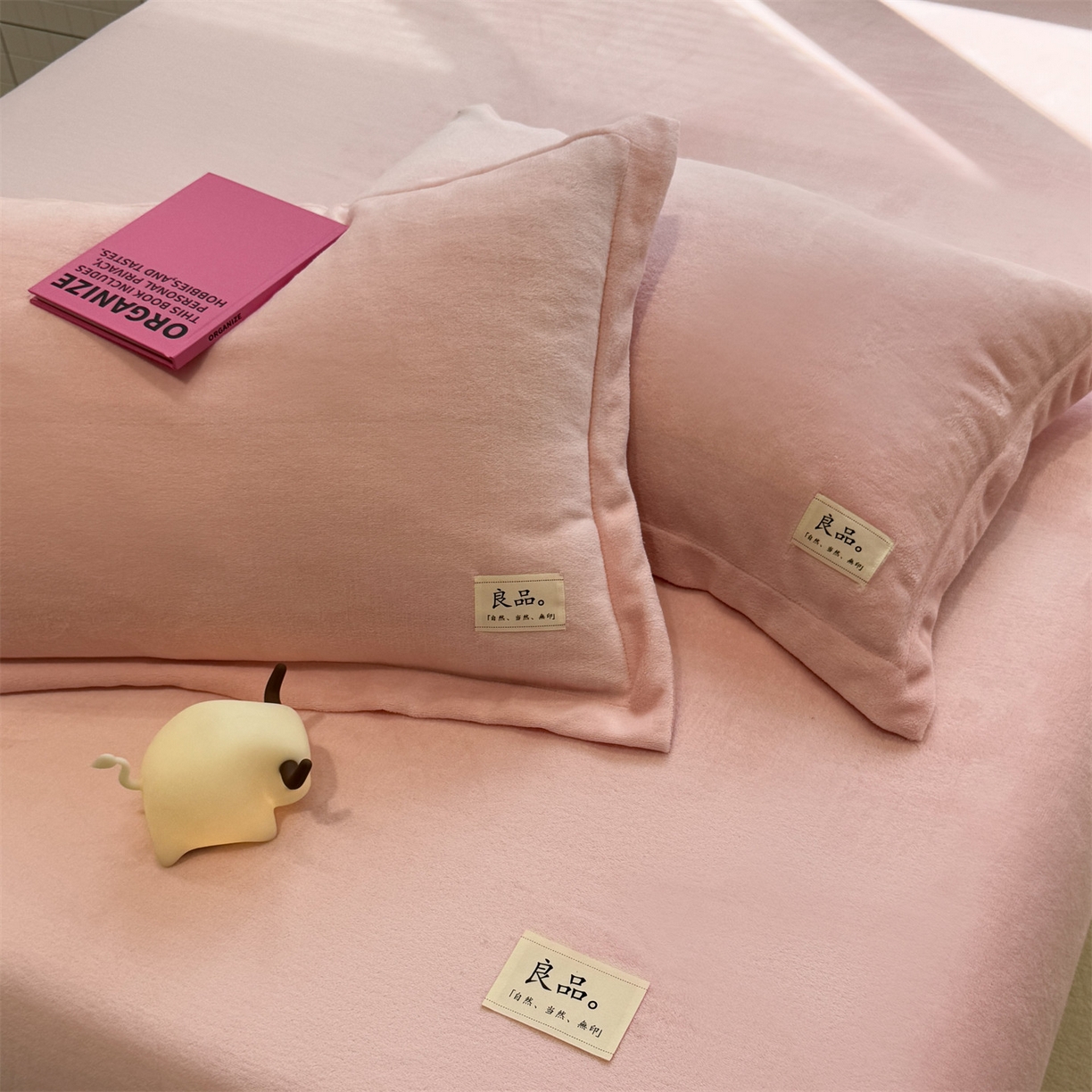 91家纺网 家纺一手货源 找家纺 857家居 2025新款高克重牛奶绒床单床笠系列 良品-粉色