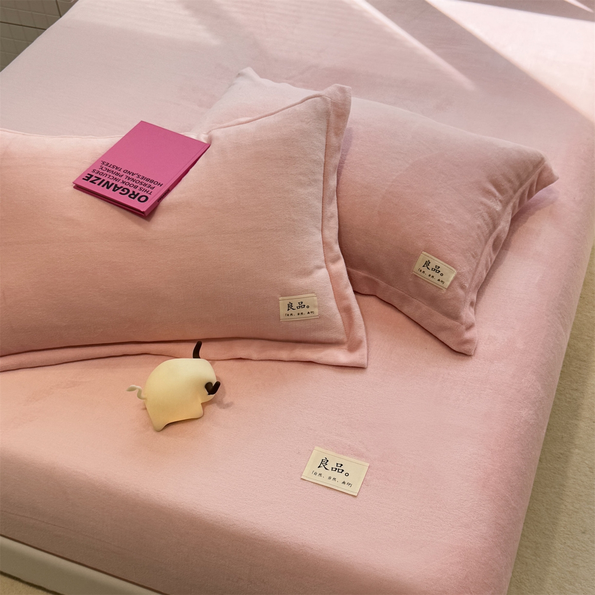 91家纺网 家纺一手货源 找家纺 857家居 2025新款高克重牛奶绒床单床笠系列 良品-粉色