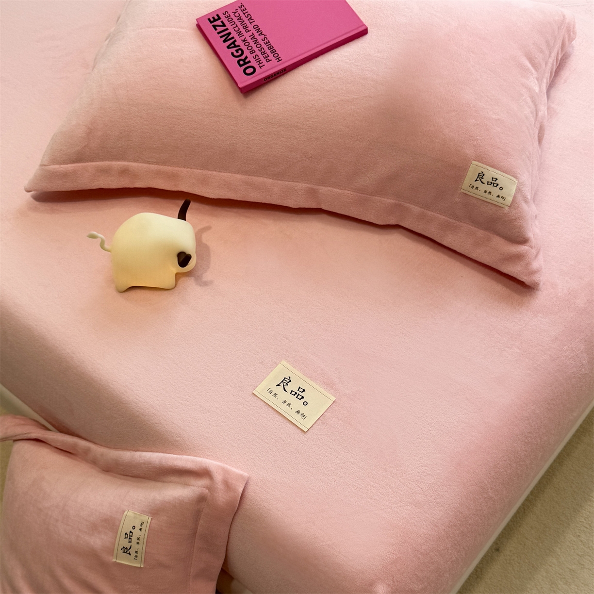 91家纺网 家纺一手货源 找家纺 857家居 2025新款高克重牛奶绒床单床笠系列 良品-粉色