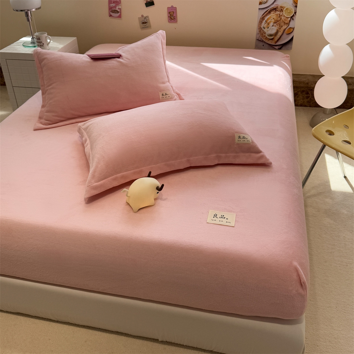 91家纺网 家纺一手货源 找家纺 857家居 2025新款高克重牛奶绒床单床笠系列 良品-粉色