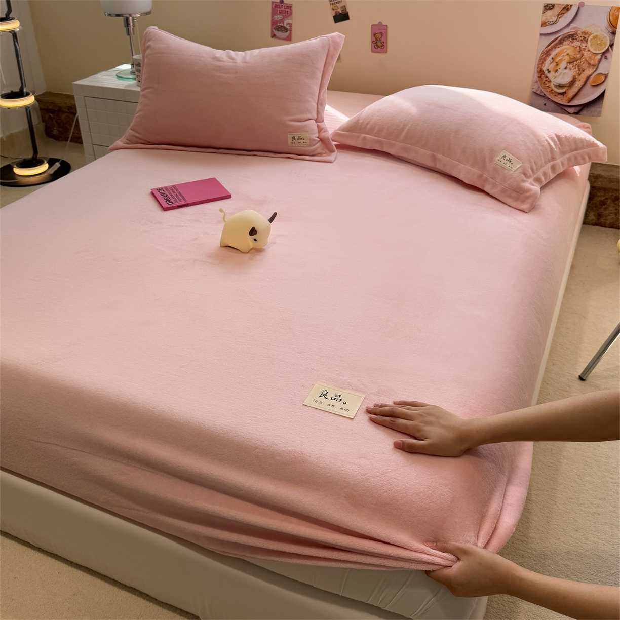 91家纺网 家纺一手货源 找家纺 857家居 2025新款高克重牛奶绒床单床笠系列 良品-粉色