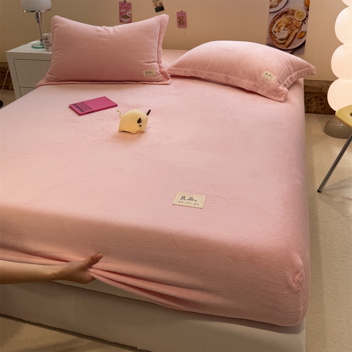 91家纺网 家纺一手货源 找家纺 857家居 2025新款高克重牛奶绒床单床笠系列 良品-粉色