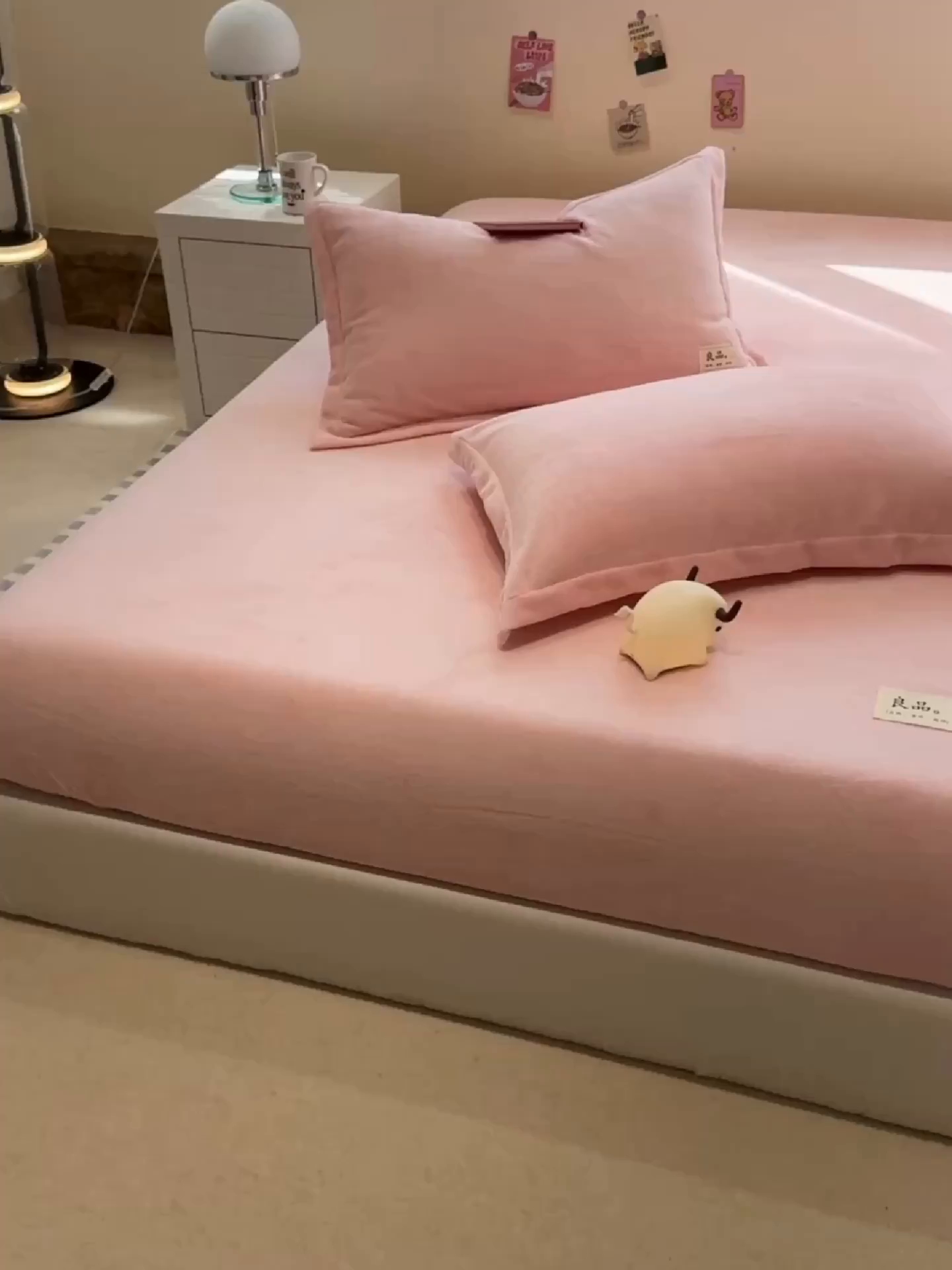 91家纺网 家纺一手货源 找家纺 857家居 2025新款高克重牛奶绒床单床笠系列 良品-粉色