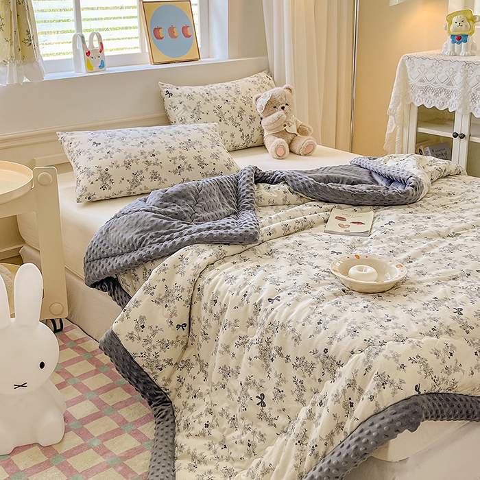 91家纺网 家纺一手货源 找家纺 梦依依 2025新款全棉豆豆绒大豆被冬被春秋被儿童豆豆被（风格一） 萱花