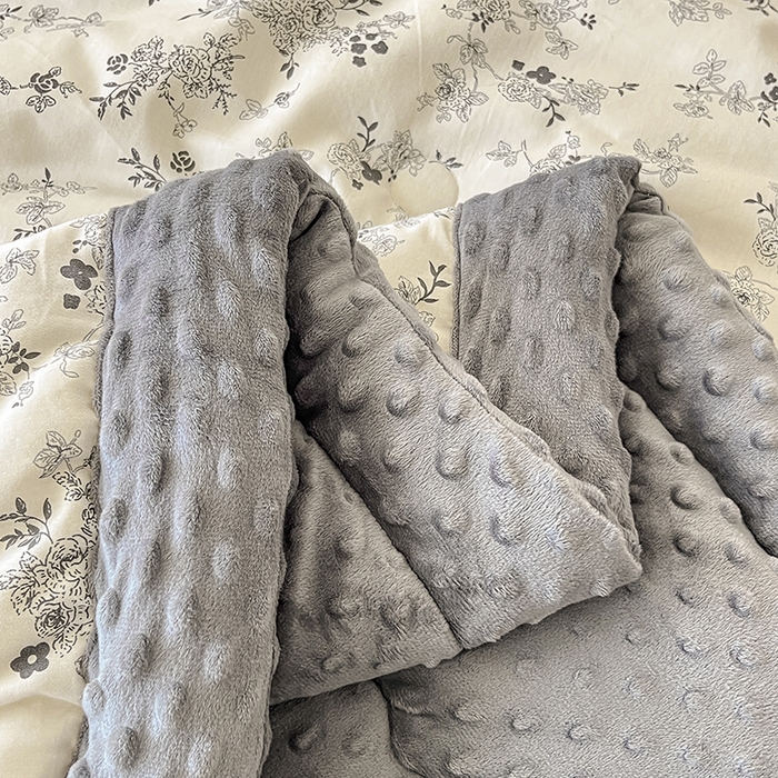 91家纺网 家纺一手货源 找家纺 梦依依 2025新款全棉豆豆绒大豆被冬被春秋被儿童豆豆被（风格一） 萱花