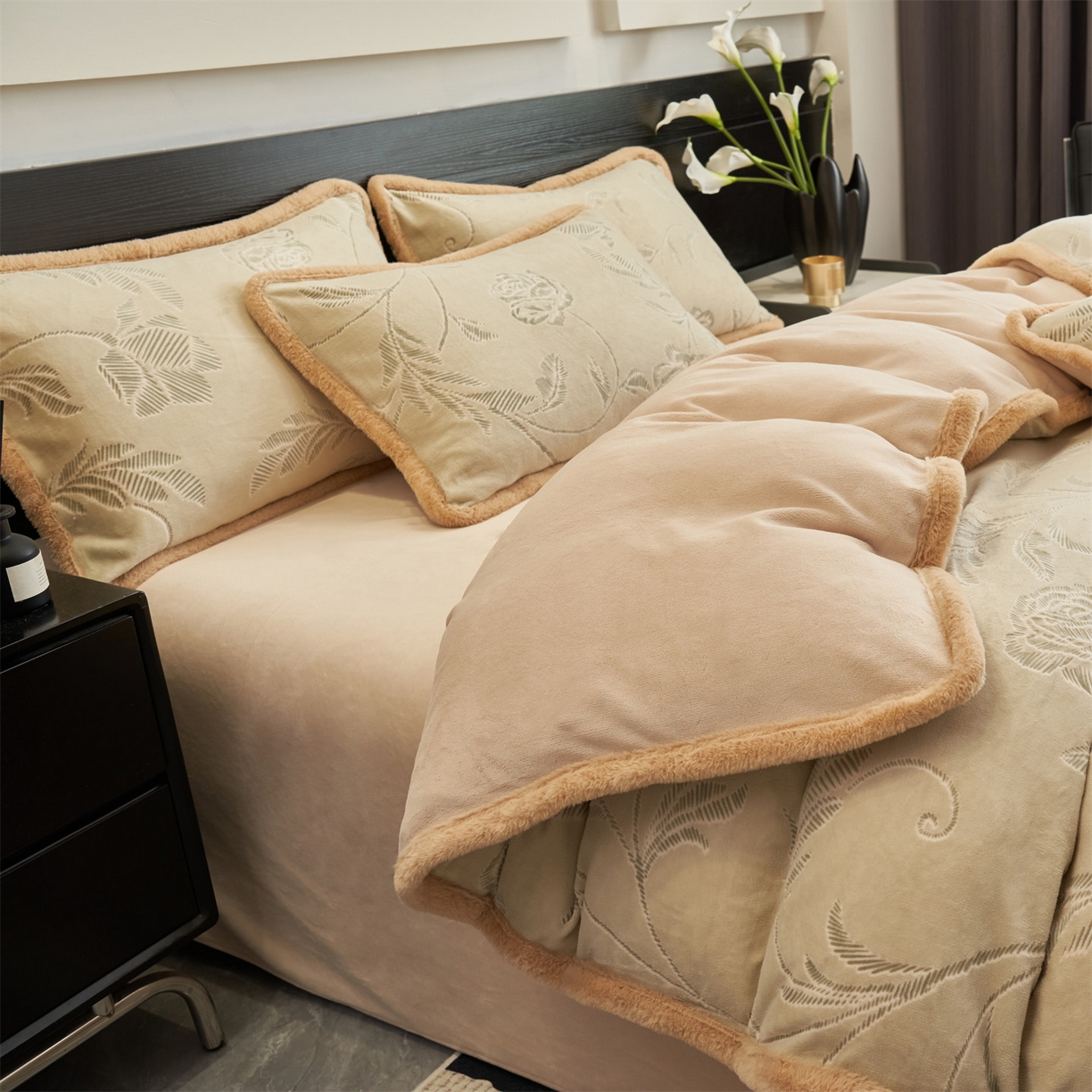 91家纺网 家纺一手货源 找家纺 金鹰 2025新款烂花兔毛包边四件套牛奶绒四件套提花套件 玫瑰物语