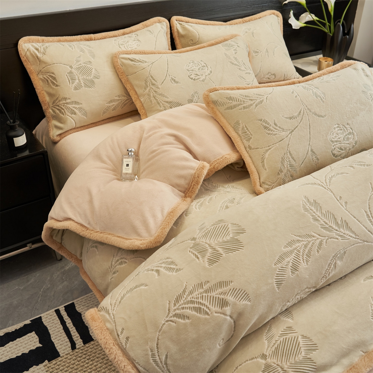 91家纺网 家纺一手货源 找家纺 金鹰 2025新款烂花兔毛包边四件套牛奶绒四件套提花套件 玫瑰物语