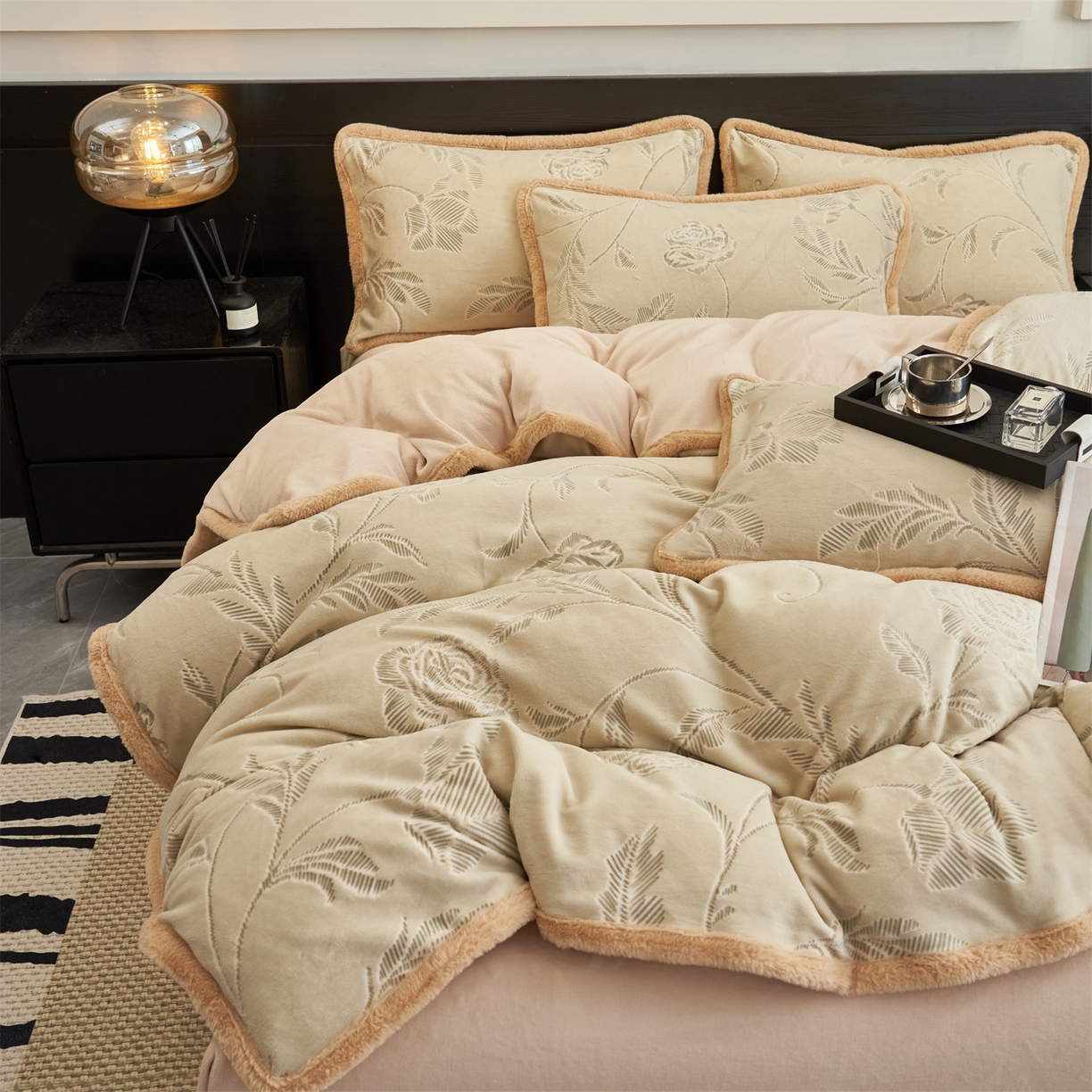 91家纺网 家纺一手货源 找家纺 金鹰 2025新款烂花兔毛包边四件套牛奶绒四件套提花套件 玫瑰物语