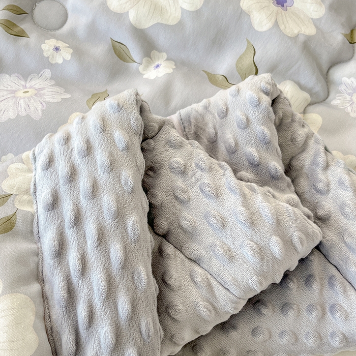 91家纺网 家纺一手货源 找家纺 梦依依 2025新款全棉豆豆绒大豆被冬被春秋被儿童豆豆被（风格一） 云深白茶