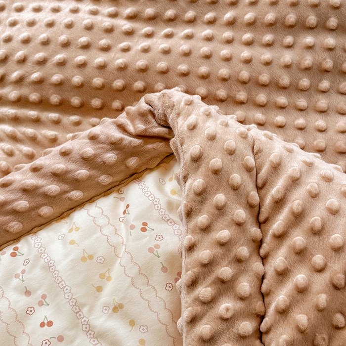 91家纺网 家纺一手货源 找家纺 梦依依 2025新款全棉豆豆绒大豆被冬被春秋被儿童豆豆被（风格一） 樱桃树