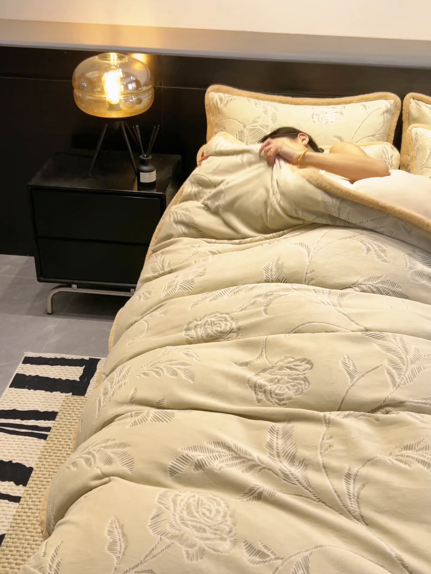 91家纺网 家纺一手货源 找家纺 金鹰 2025新款烂花兔毛包边四件套牛奶绒四件套提花套件 玫瑰物语