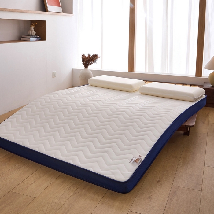 91家纺网 家纺一手货源 找家纺 优承佳生活馆（床垫） 2025新款磨毛大豆抗压棉立体床垫 磨毛大豆床垫-白+蓝（波浪线）