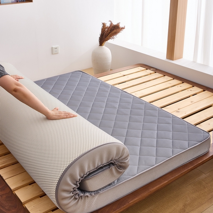 91家纺网 家纺一手货源 找家纺 优承佳生活馆（床垫） 2025新款磨毛大豆抗压棉立体床垫 磨毛大豆床垫-灰（小方格）