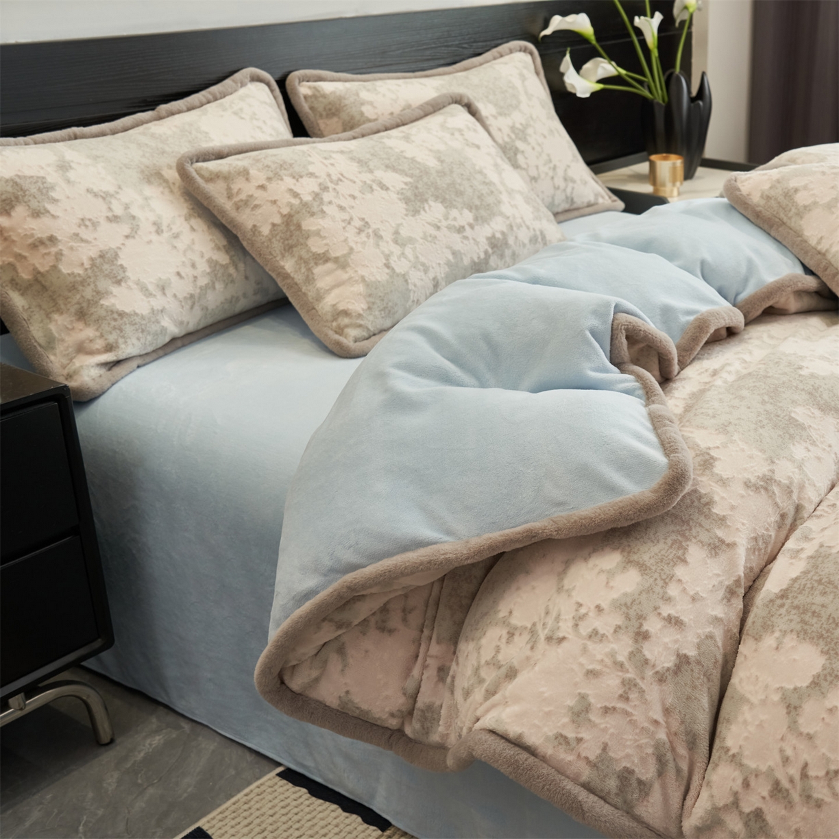 91家纺网 家纺一手货源 找家纺 金鹰 2025新款烂花兔毛包边四件套牛奶绒四件套提花套件 梦幻森林