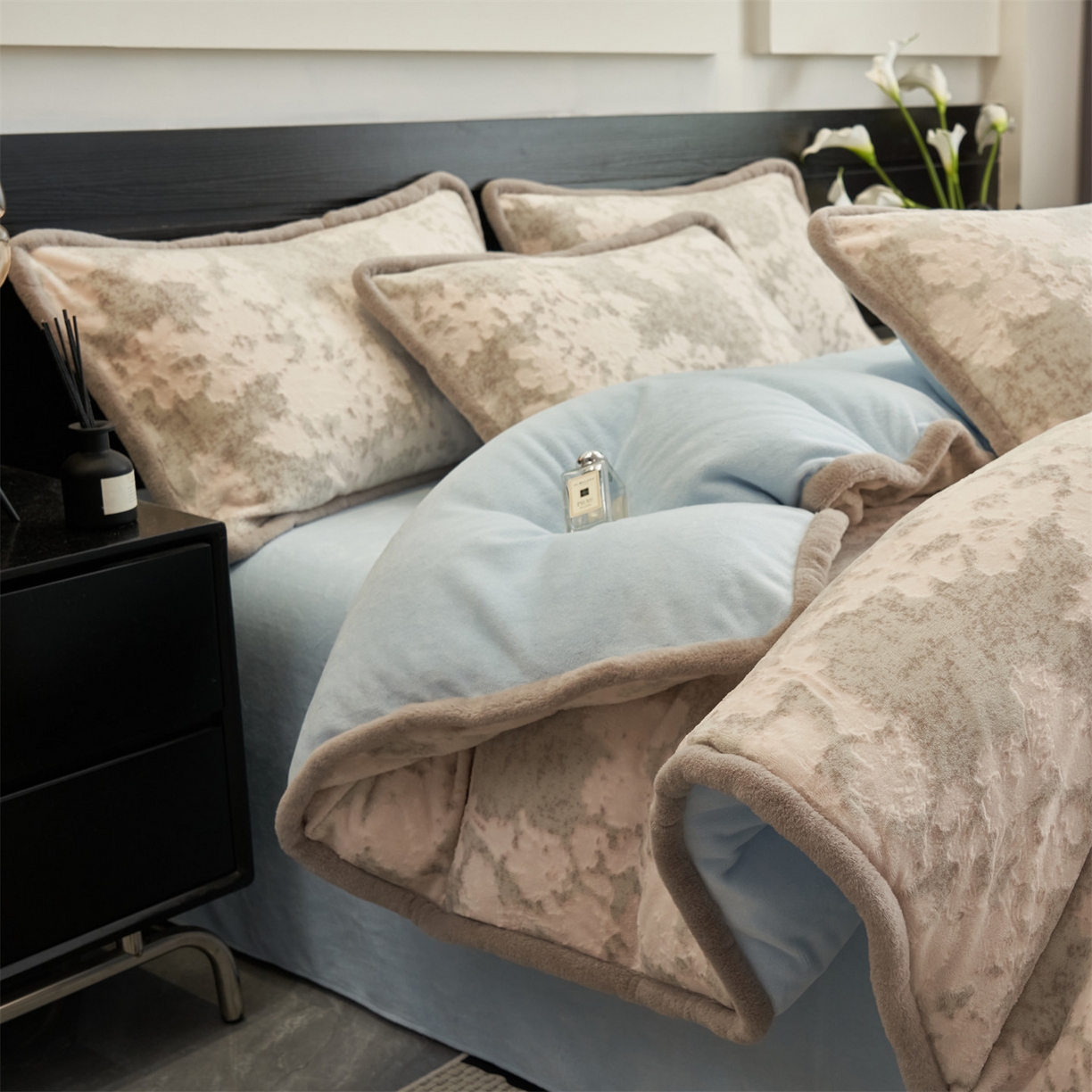 91家纺网 家纺一手货源 找家纺 金鹰 2025新款烂花兔毛包边四件套牛奶绒四件套提花套件 梦幻森林