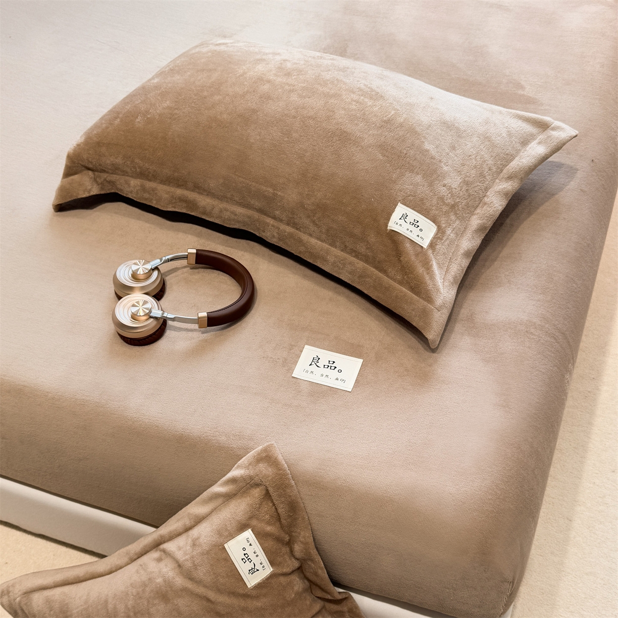 91家纺网 家纺一手货源 找家纺 857家居 2025新款高克重牛奶绒床单床笠系列 良品-奶咖