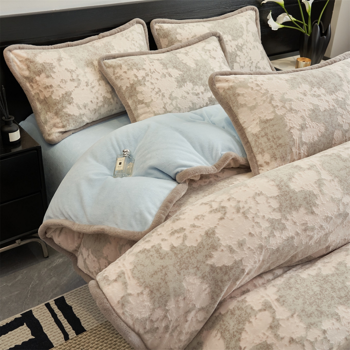 91家纺网 家纺一手货源 找家纺 金鹰 2025新款烂花兔毛包边四件套牛奶绒四件套提花套件 梦幻森林