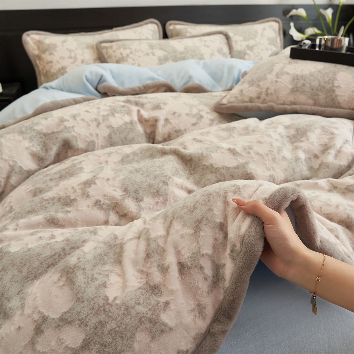 91家纺网 家纺一手货源 找家纺 金鹰 2025新款烂花兔毛包边四件套牛奶绒四件套提花套件 梦幻森林