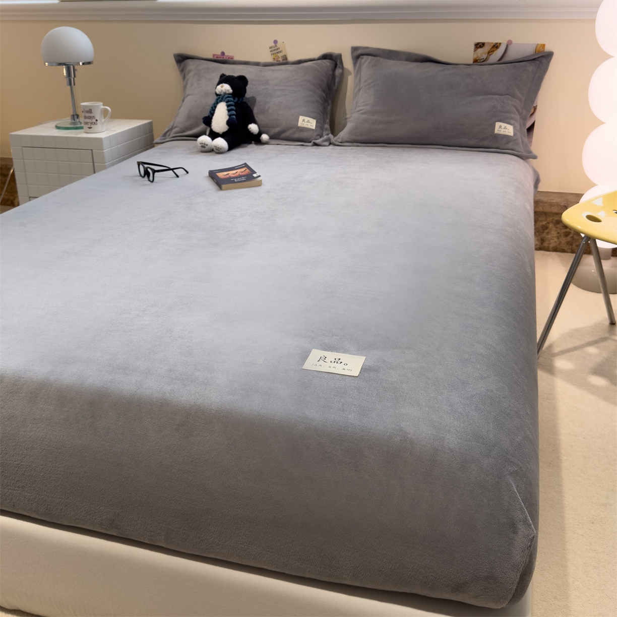 91家纺网 家纺一手货源 找家纺 857家居 2025新款高克重牛奶绒床单床笠系列 良品-浅灰