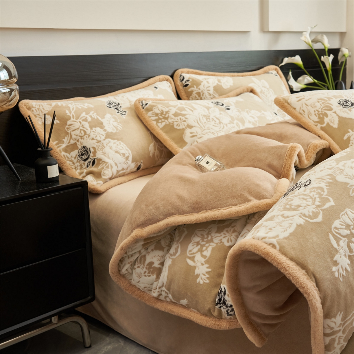 91家纺网 家纺一手货源 找家纺 金鹰 2025新款烂花兔毛包边四件套牛奶绒四件套提花套件 清晨玫瑰