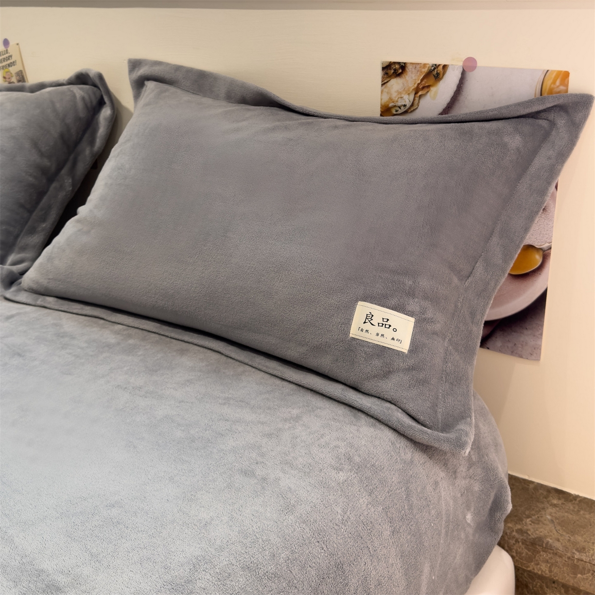 91家纺网 家纺一手货源 找家纺 857家居 2025新款高克重牛奶绒床单床笠系列 良品-浅灰