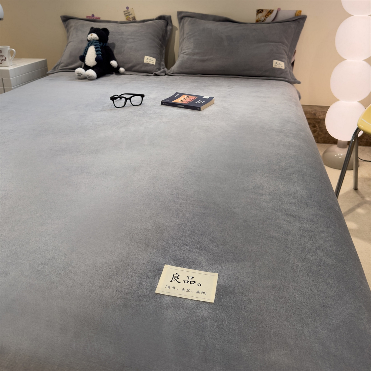 91家纺网 家纺一手货源 找家纺 857家居 2025新款高克重牛奶绒床单床笠系列 良品-浅灰