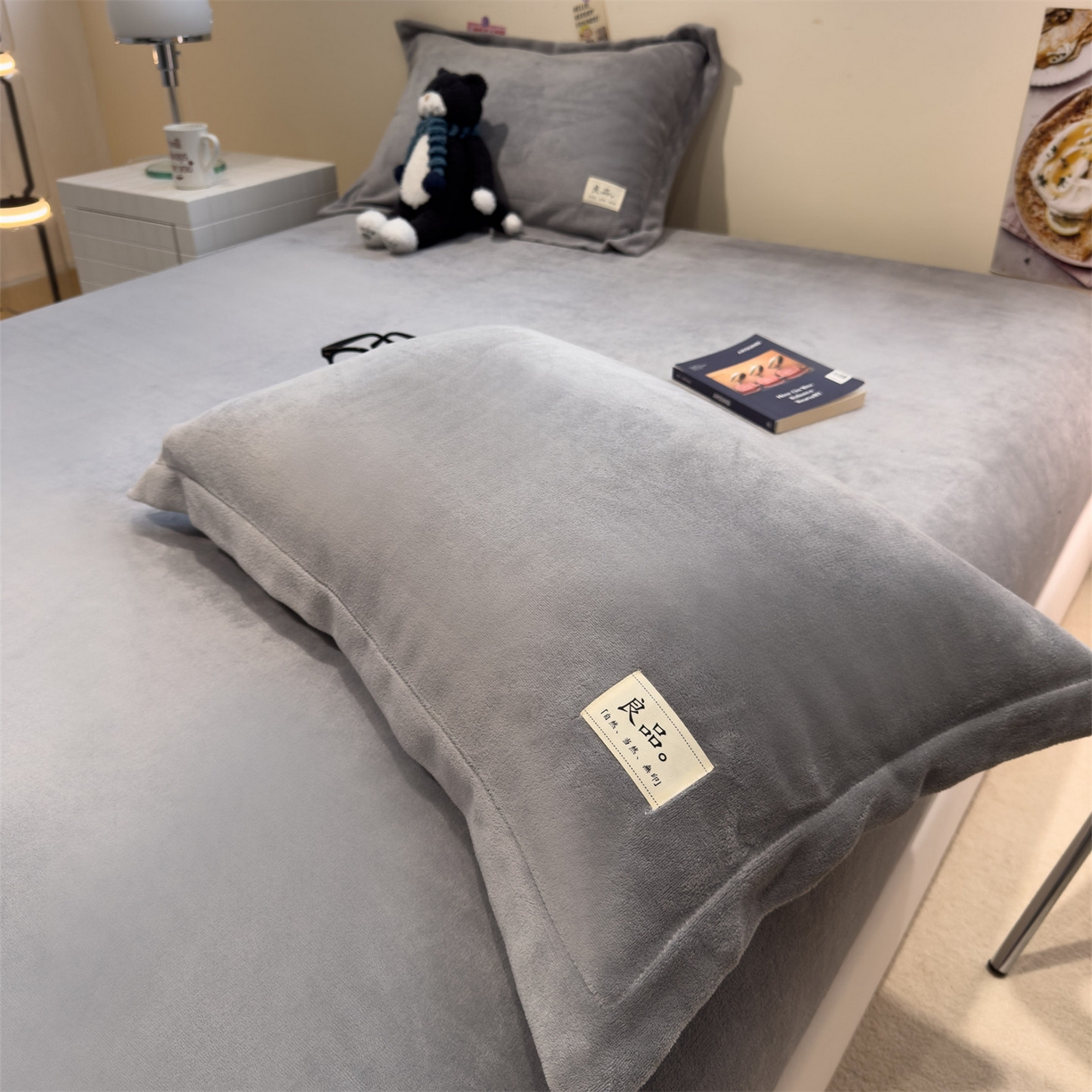 91家纺网 家纺一手货源 找家纺 857家居 2025新款高克重牛奶绒床单床笠系列 良品-浅灰