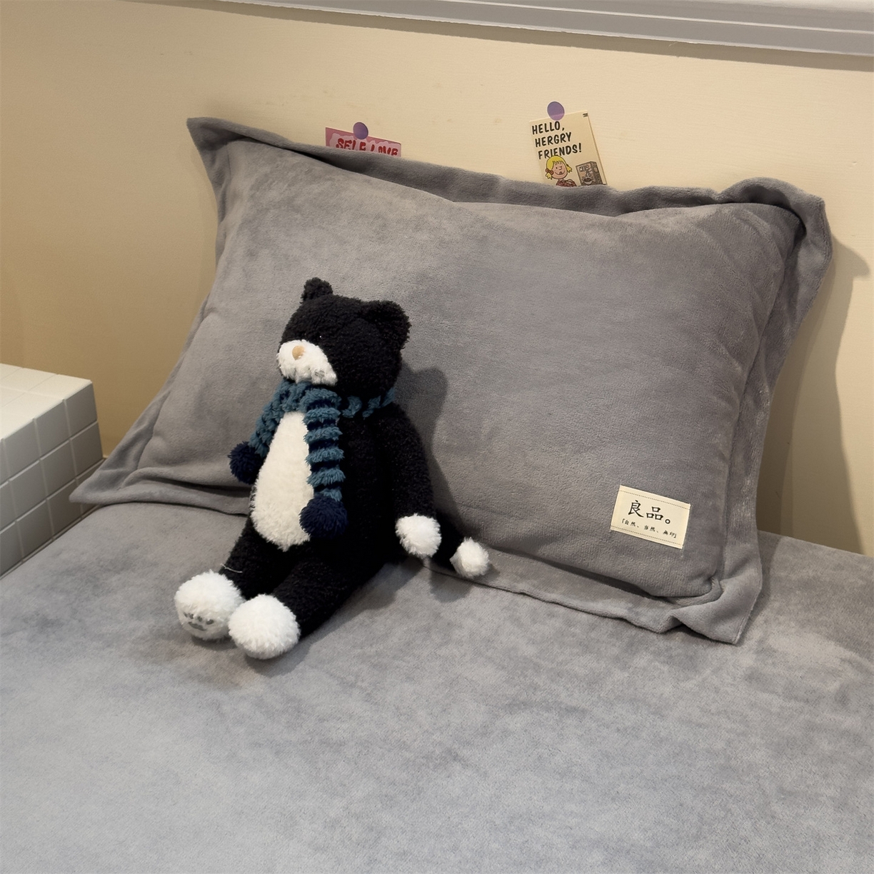 91家纺网 家纺一手货源 找家纺 857家居 2025新款高克重牛奶绒床单床笠系列 良品-浅灰