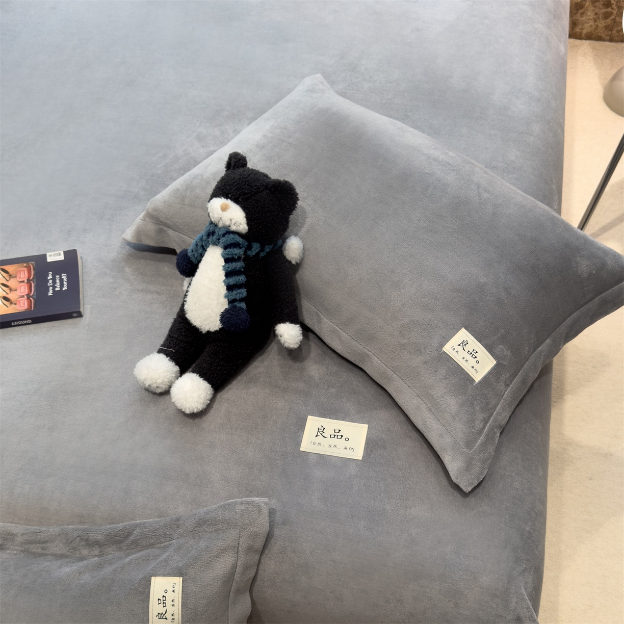 91家纺网 家纺一手货源 找家纺 857家居 2025新款高克重牛奶绒床单床笠系列 良品-浅灰