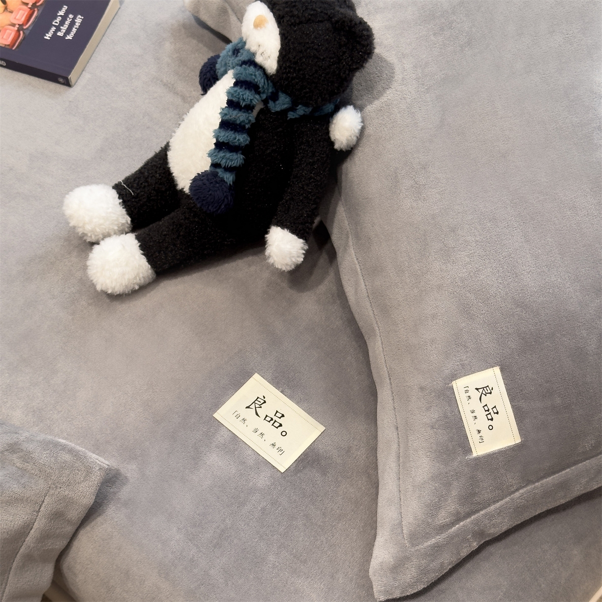 91家纺网 家纺一手货源 找家纺 857家居 2025新款高克重牛奶绒床单床笠系列 良品-浅灰