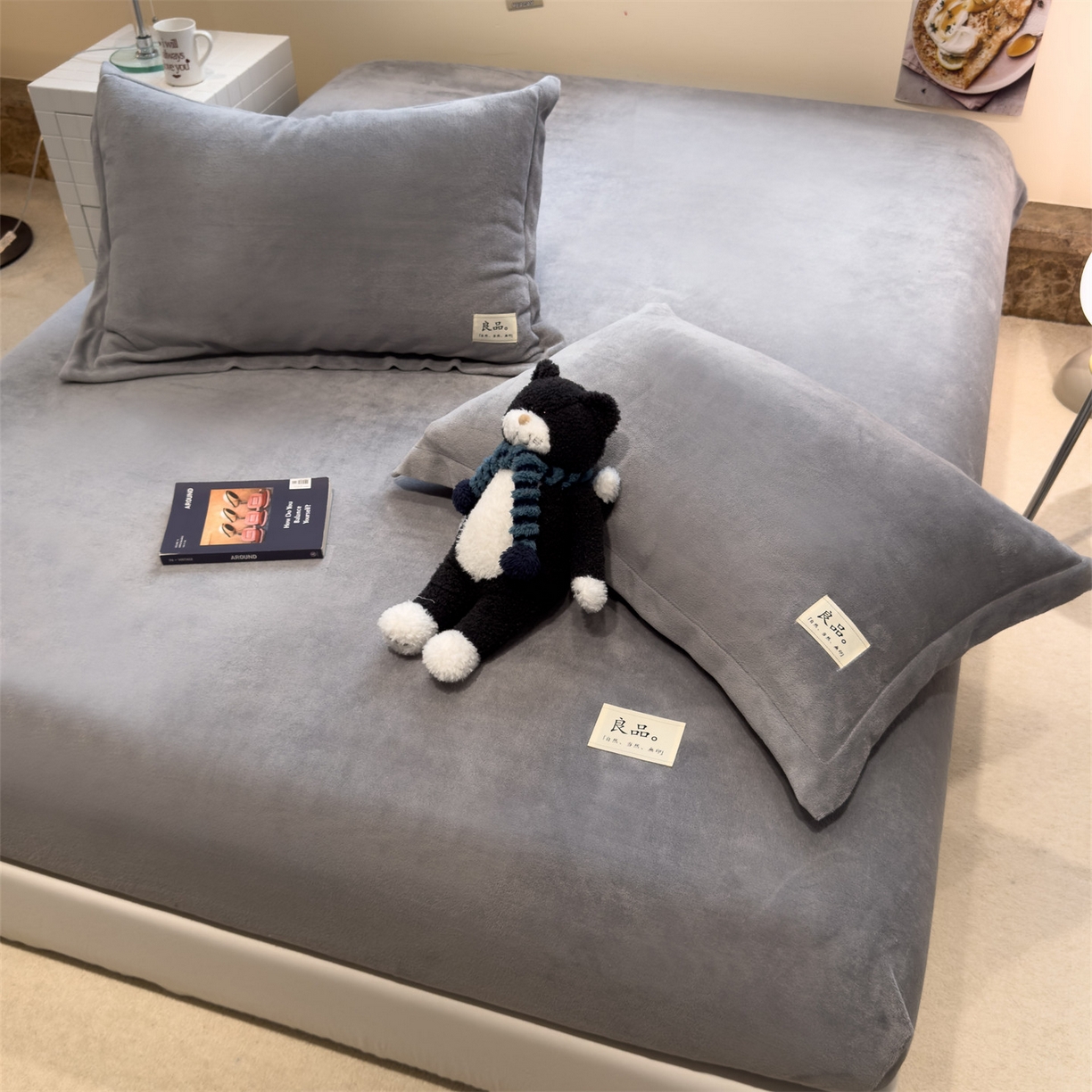 91家纺网 家纺一手货源 找家纺 857家居 2025新款高克重牛奶绒床单床笠系列 良品-浅灰