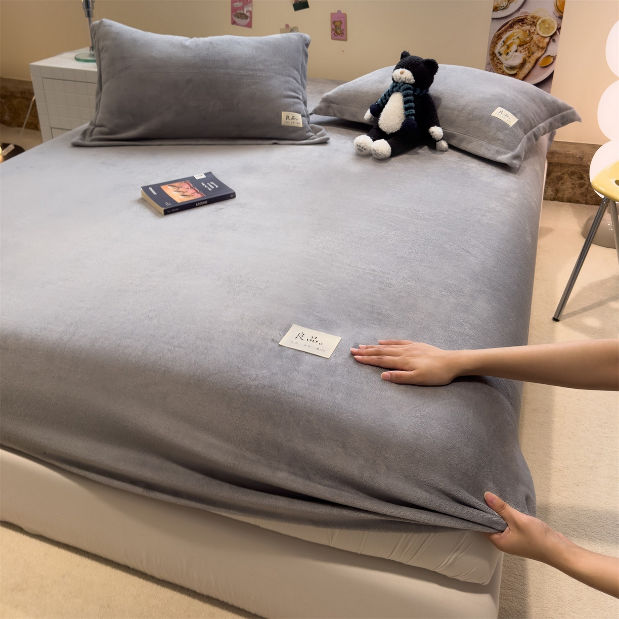 91家纺网 家纺一手货源 找家纺 857家居 2025新款高克重牛奶绒床单床笠系列 良品-浅灰