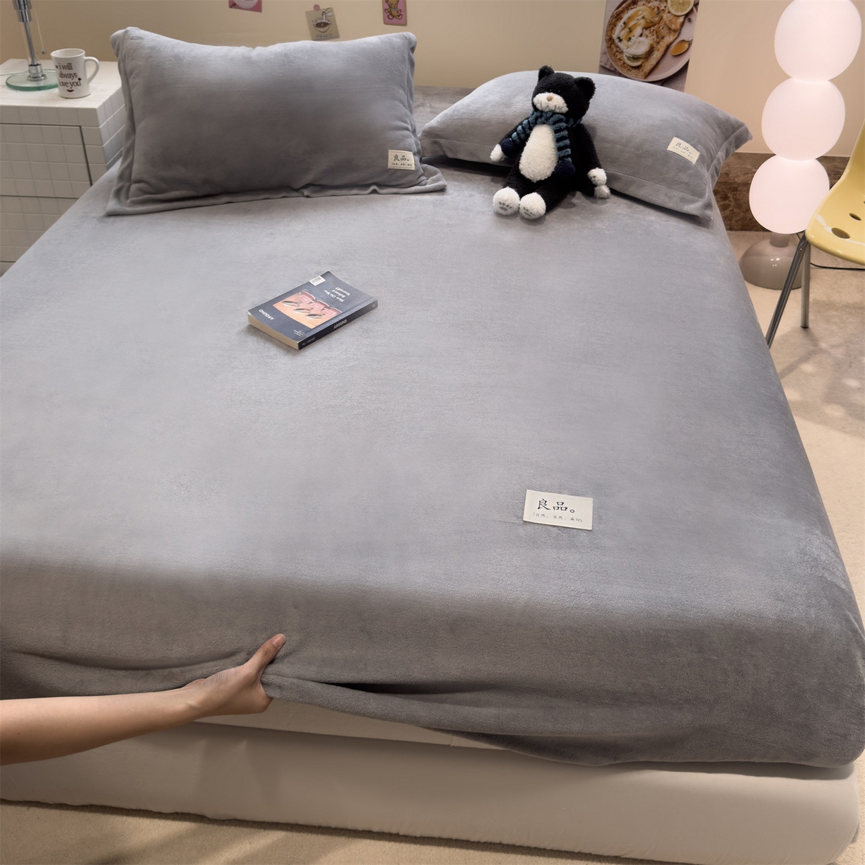 91家纺网 家纺一手货源 找家纺 857家居 2025新款高克重牛奶绒床单床笠系列 良品-浅灰