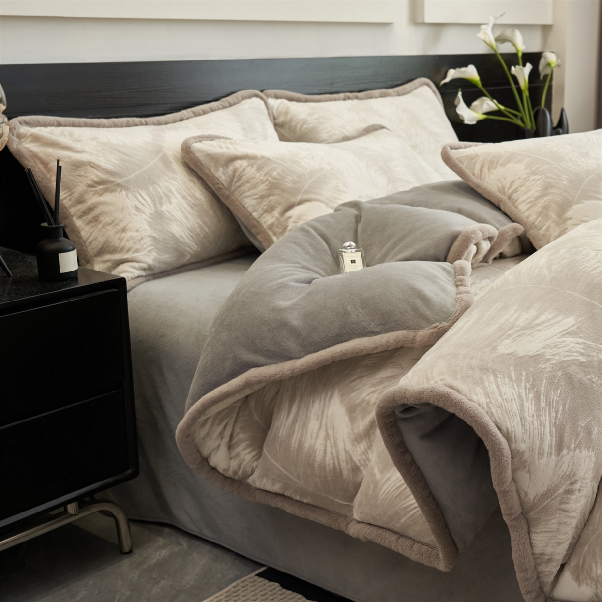 91家纺网 家纺一手货源 找家纺 金鹰 2025新款烂花兔毛包边四件套牛奶绒四件套提花套件 羽毛