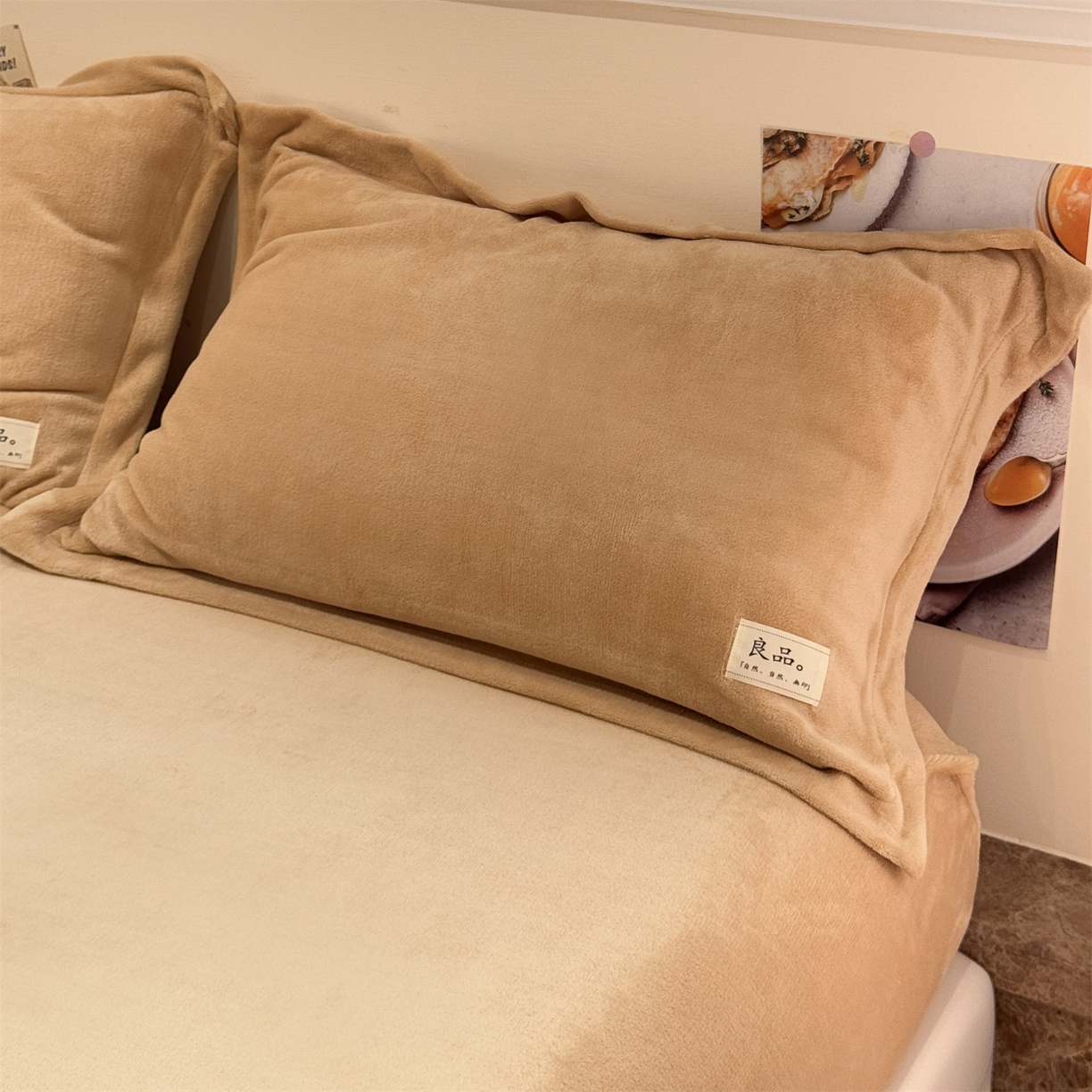 91家纺网 家纺一手货源 找家纺 857家居 2025新款高克重牛奶绒床单床笠系列 良品-巧克力色