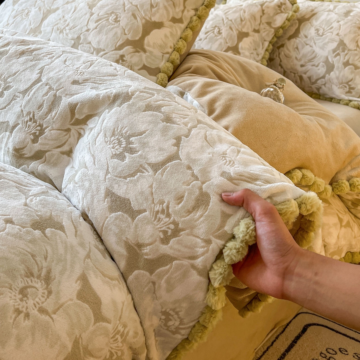 91家纺网 家纺一手货源 找家纺 （总）春光里 2025新款立体雕花绒球球四件套