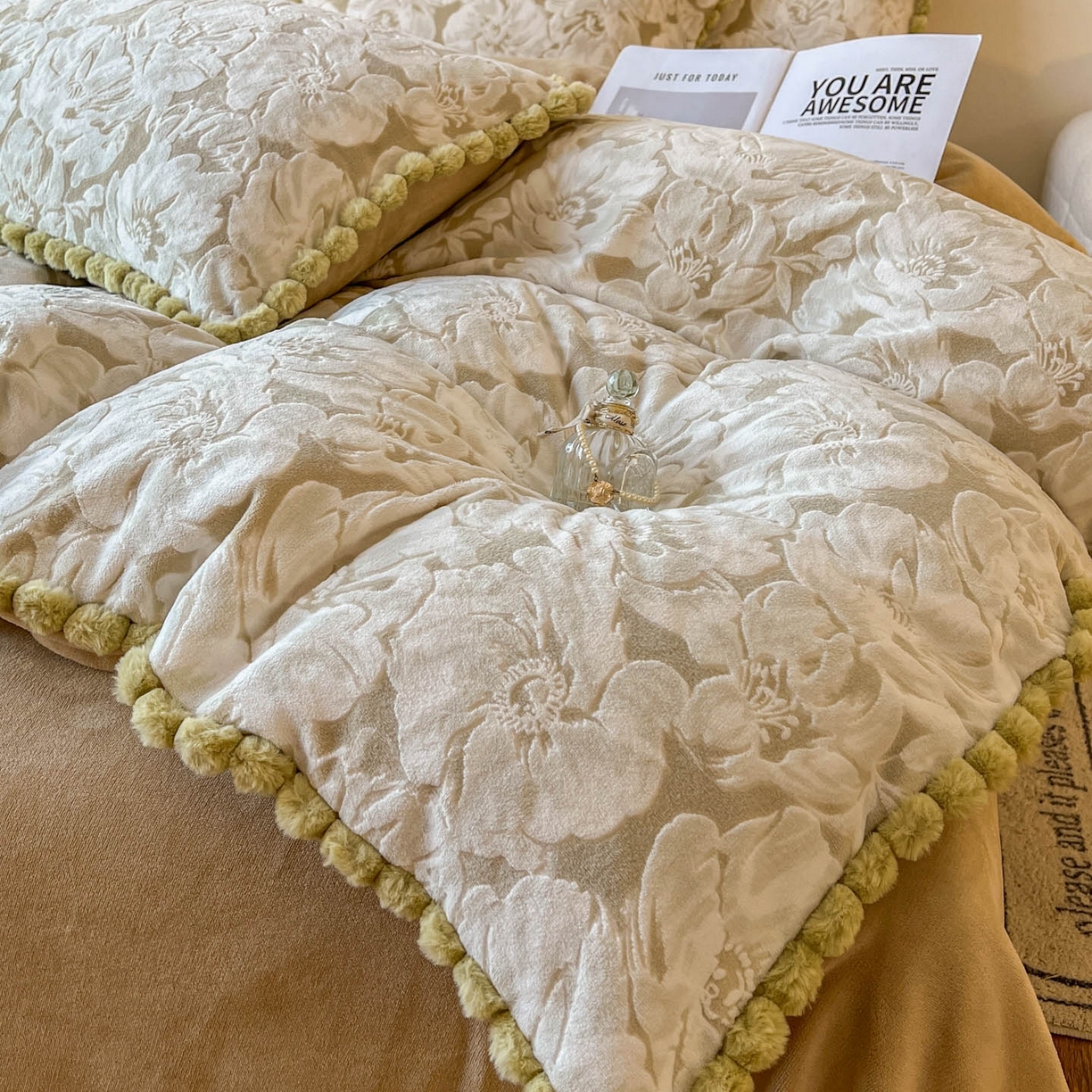 91家纺网 家纺一手货源 找家纺 （总）春光里 2025新款立体雕花绒球球四件套