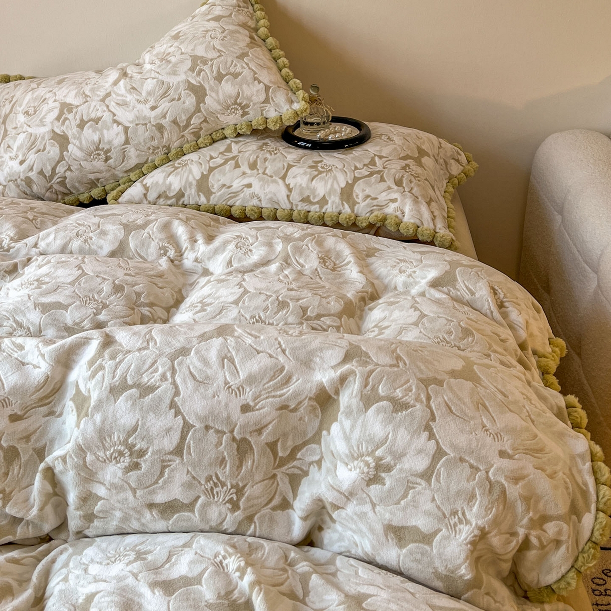 91家纺网 家纺一手货源 找家纺 （总）春光里 2025新款立体雕花绒球球四件套