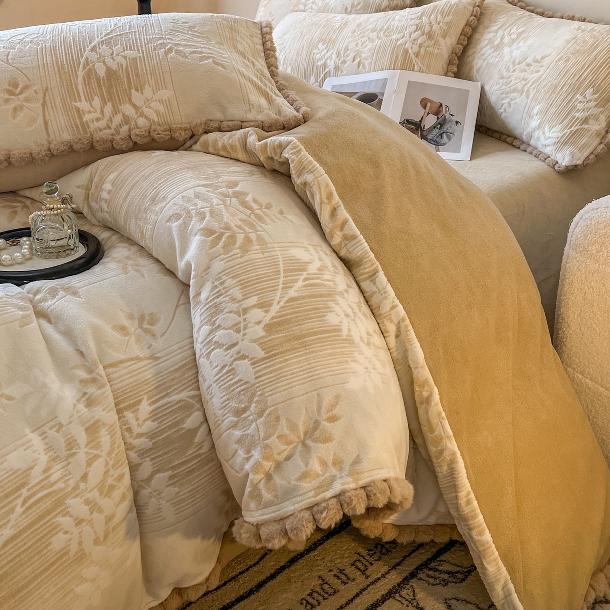 91家纺网 家纺一手货源 找家纺 春光里 2025新款立体雕花绒球球四件套 罗曼蒂