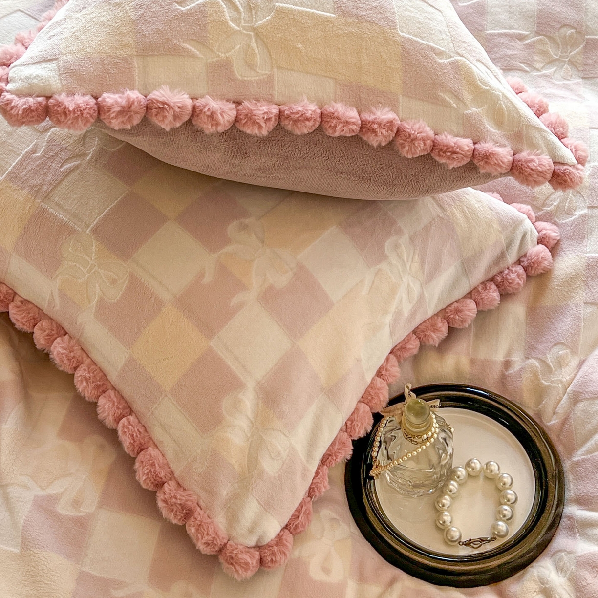 91家纺网 家纺一手货源 找家纺 春光里 2025新款立体雕花绒球球四件套 幻彩