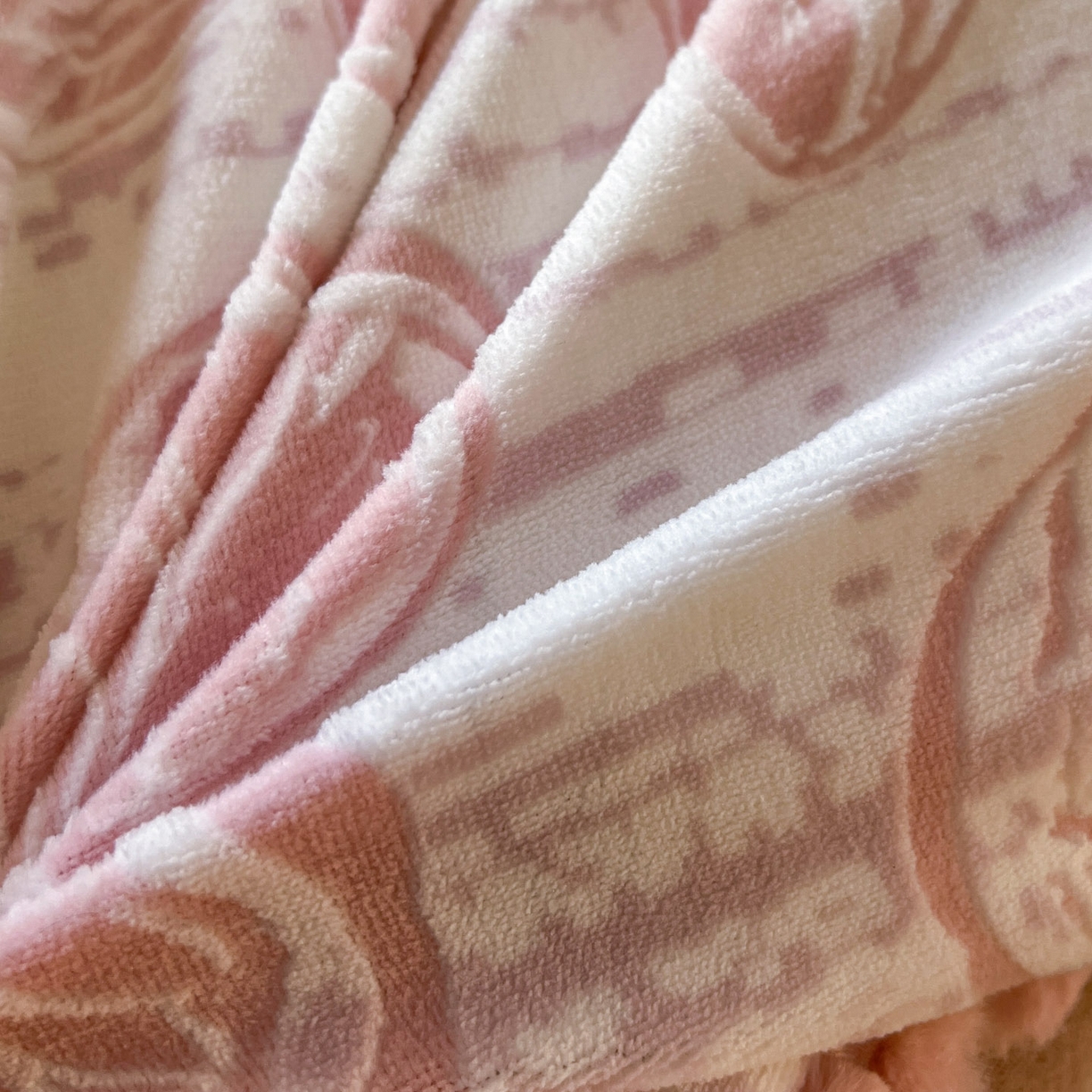 91家纺网 家纺一手货源 找家纺 春光里 2025新款立体雕花绒球球四件套 花恋