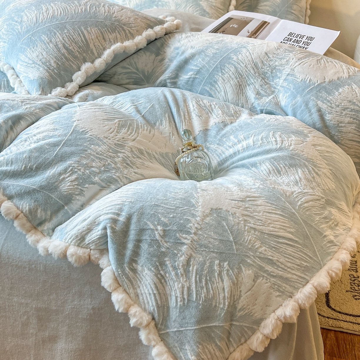 91家纺网 家纺一手货源 找家纺 春光里 2025新款立体雕花绒球球四件套 慕叶