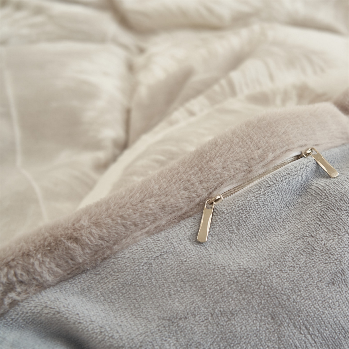 91家纺网 家纺一手货源 找家纺 金鹰 2025新款烂花兔毛包边四件套牛奶绒四件套提花套件 羽毛