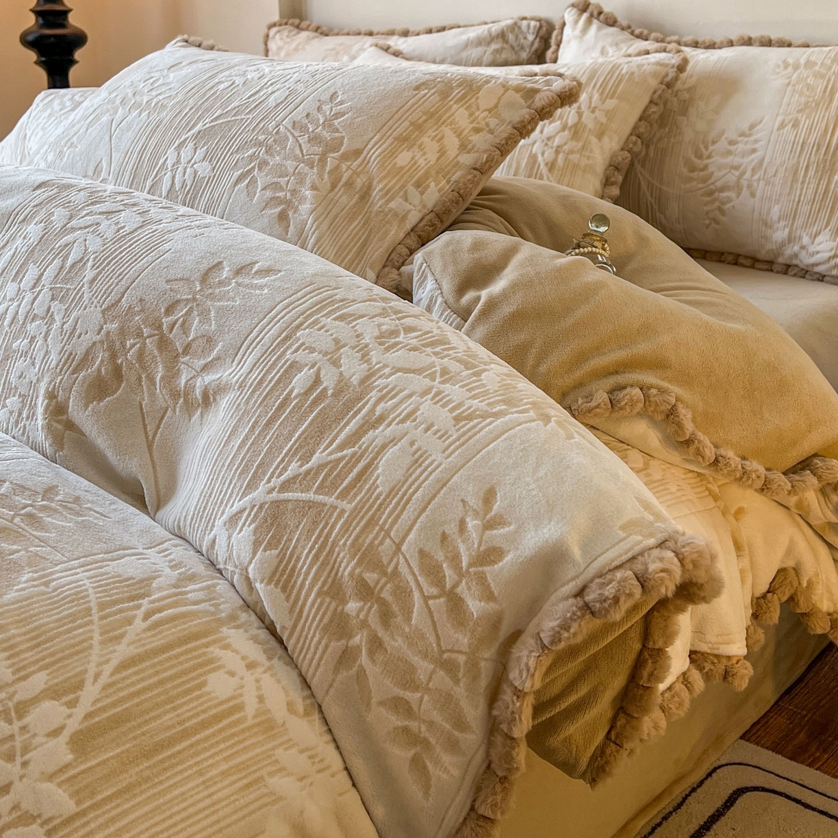 91家纺网 家纺一手货源 找家纺 春光里 2025新款立体雕花绒球球四件套 罗曼蒂