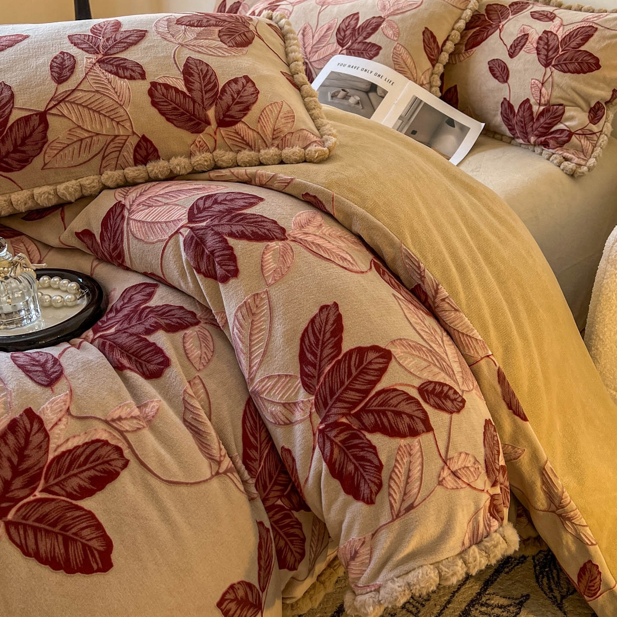 91家纺网 家纺一手货源 找家纺 春光里 2025新款立体雕花绒球球四件套 叶繁